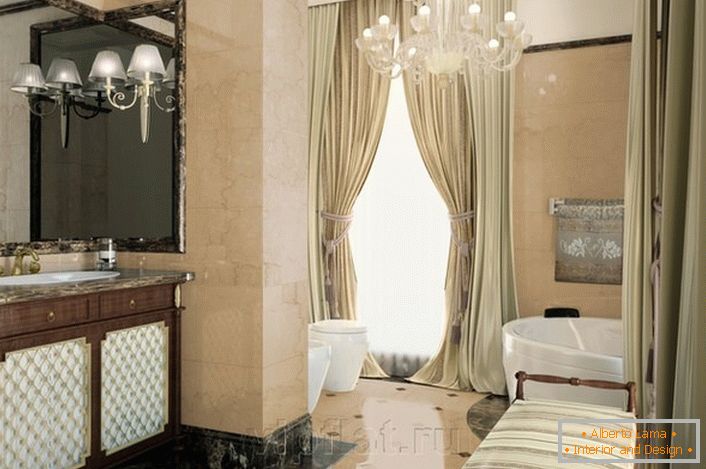 Благородната декорация на банята в стила на неокласицизма се подчертава от подходящо подбраните мебели.