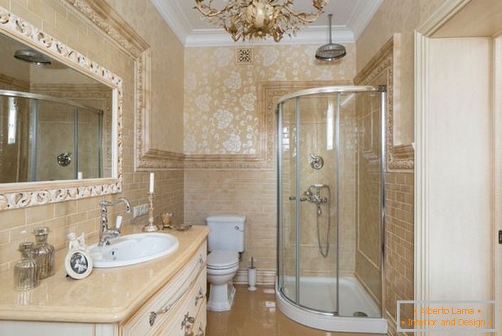 Банята е декорирана в неокласически стил. Голямо огледало, с рамка от широка рамка, прави снимката пълна.