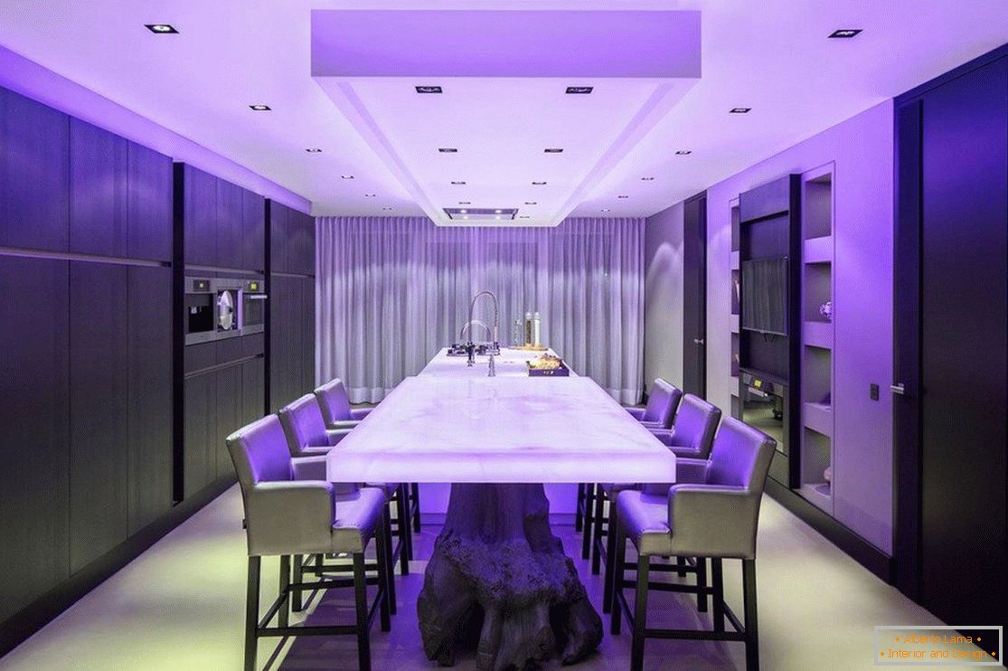 Виолетова светлина в кухнята