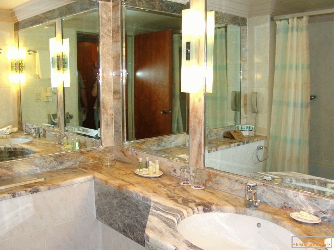 Огледала в банята