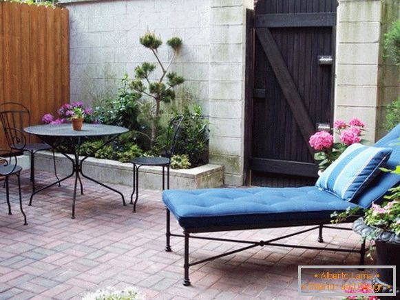 Patio с диван и мебели от ковано желязо