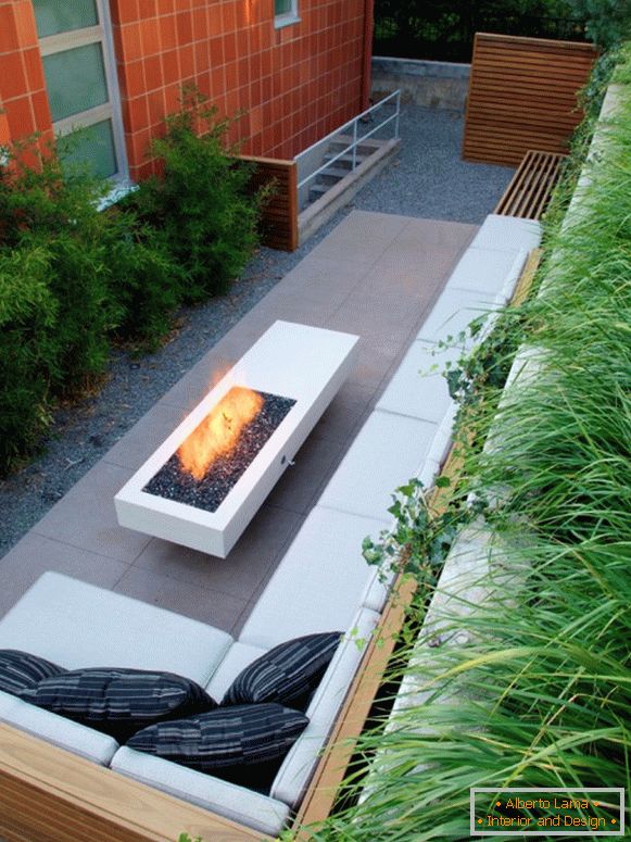 Дизайн на тесен двор с камина