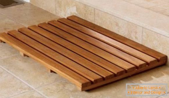 Дървена решетка на пода в банята