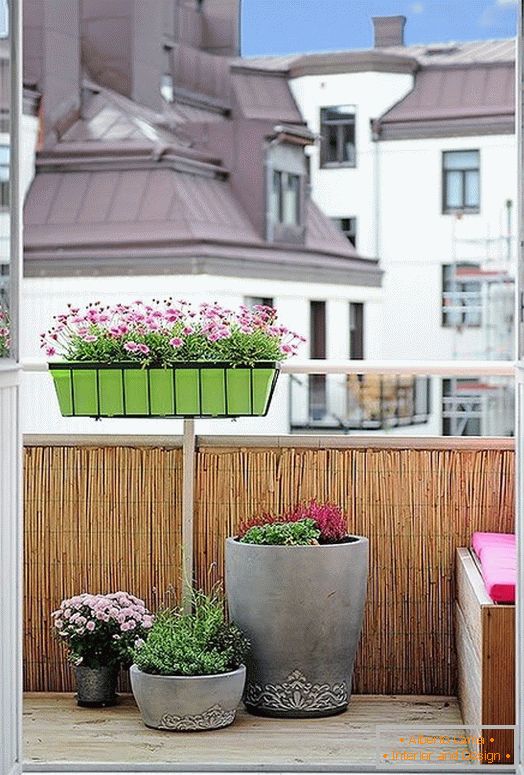 Уютна веранда на малък балкон
