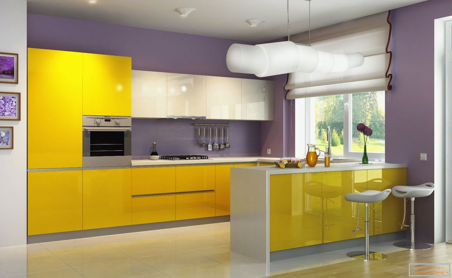 Комбинацията от жълти и лилави цветя в кухнята