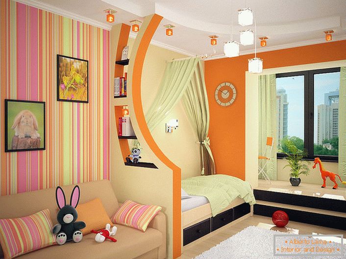 Детската стая за две момичета е разделена на две зони с декоративна стена, изработена от гипсокартон. 