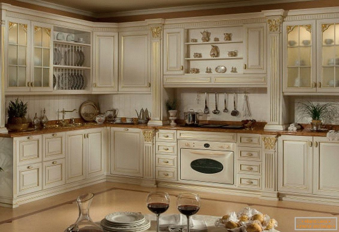 Дизайн на класическа кухня в бял цвят
