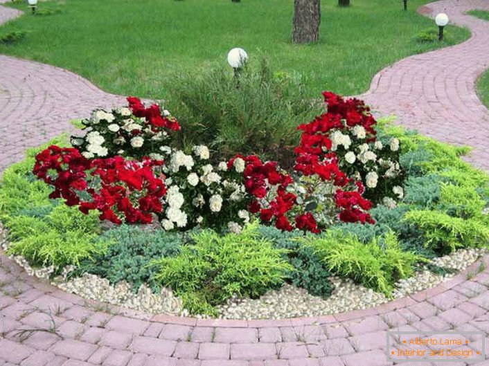 Кръглата цветна градина без рамка може да изглежда стилна и привлекателна.
