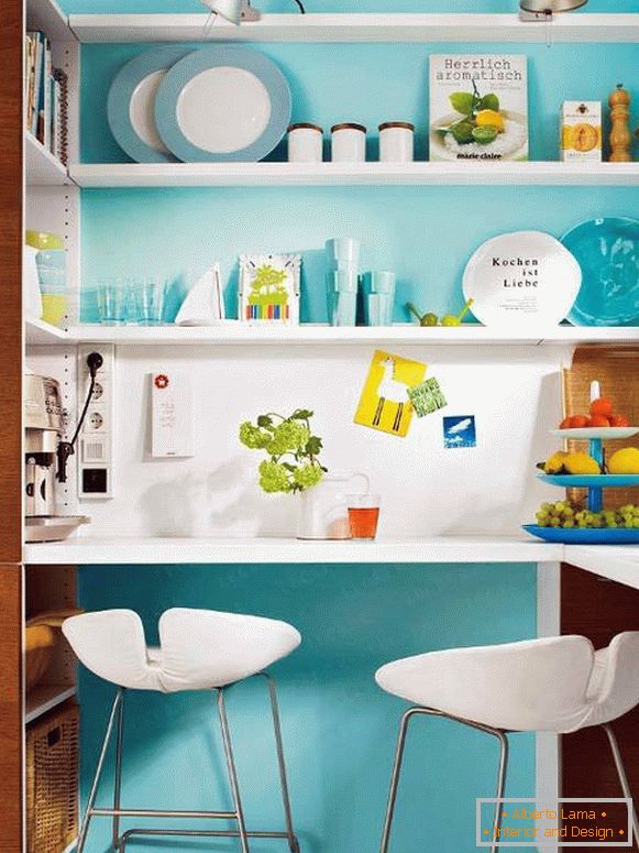 Интериор на малка кухня в тюркоазен цвят