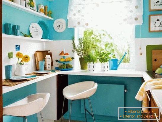 Интериор на малка кухня в тюркоазен цвят