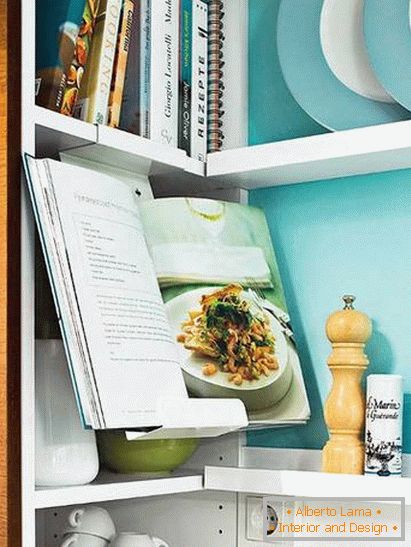 Книги и прибори в малка кухня в тюркоазен цвят