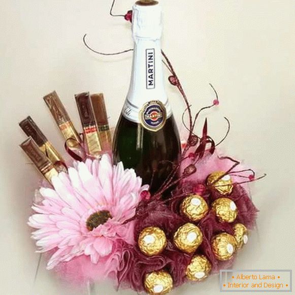Декор на бутилка шампанско с бонбони и цветя - снимка