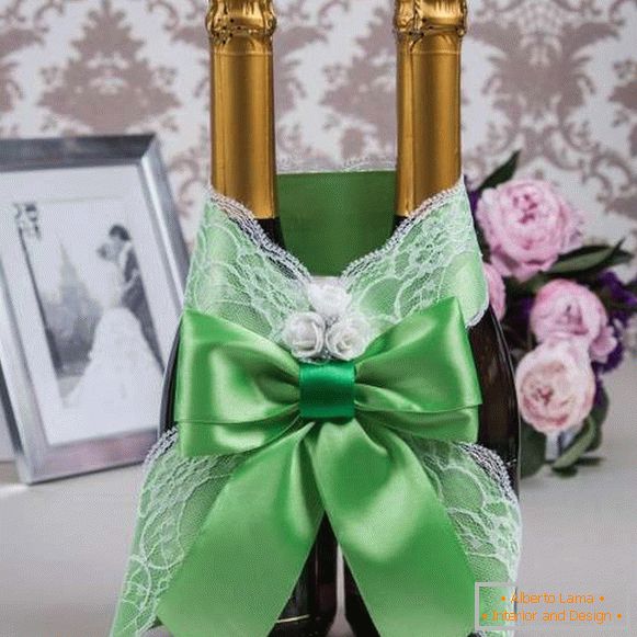 Декор на бутилка шампанско със собствени ръце със сатенени панделки