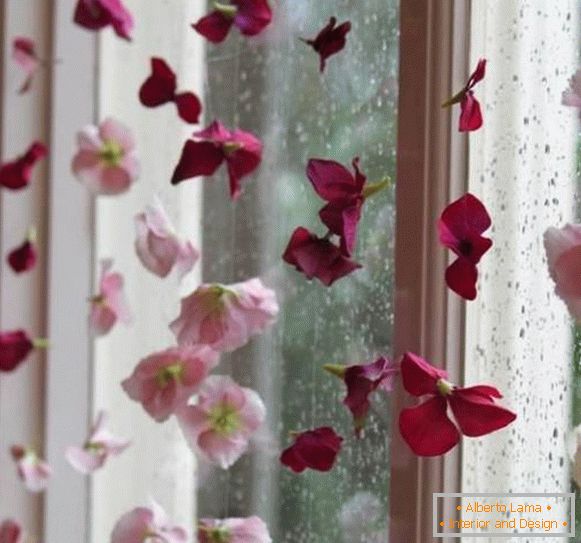 Декорация на прозорци с изкуствени цветя
