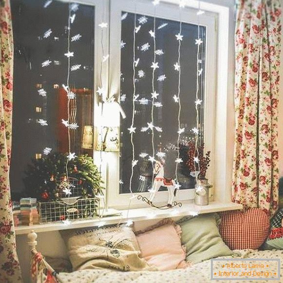 Прозорец декорация за Нова година с LED светлини