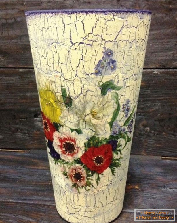 Деликатни цветя върху ваза