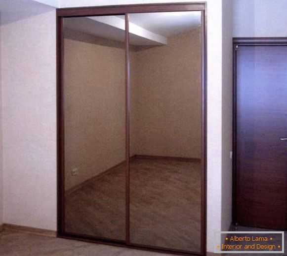 Вграден гардероб с две огледални врати