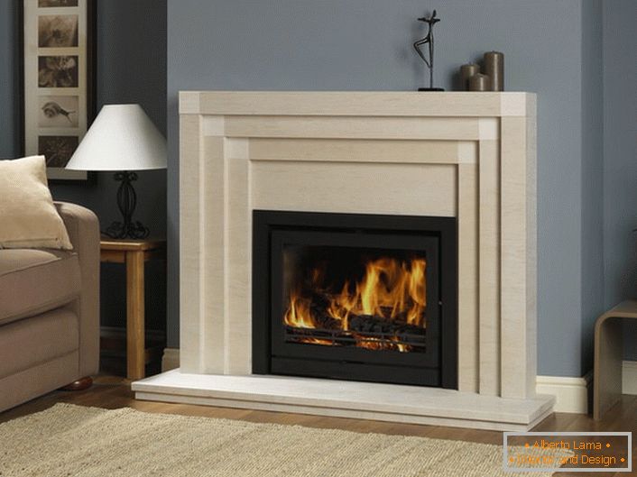 В дневната камина с имитация на пламък изпълнява не само декоративна функция. През студения сезон то затопля стаята.