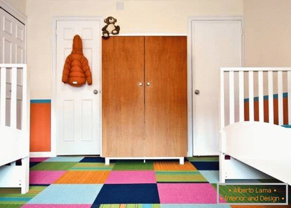 ярък килим на дете стая