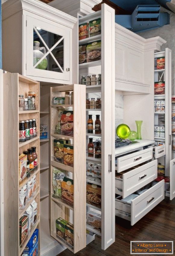Шкафове и рафтове с продукти в интериора на малка кухня
