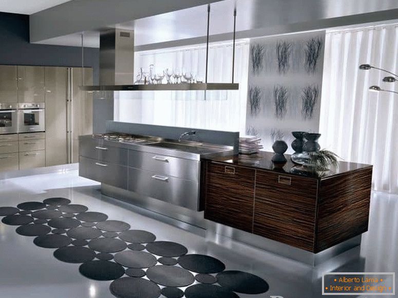 Кухня в високотехнологичен стил в комбинация с дърво и метал