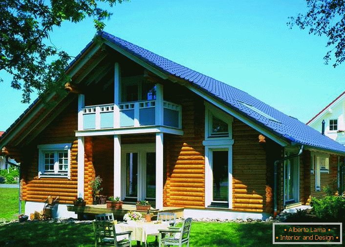 Скандинавска къща от дървена къща - най-често срещаната вариация на крайградски недвижими имоти. Атрактивен екстериор в комбинация със сравнително ниска цена на строителство прави къщите в скандинавски стил популярни и търсени.