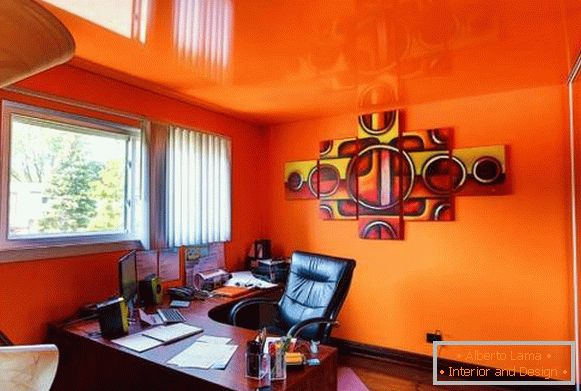 Ясен интериор с опънат таван с оранжев цвят