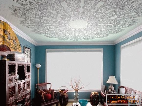 Дизайн на стая със син протяжен таван с отпечатан модел снимка 2016