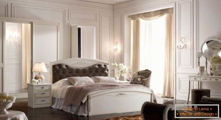 За декорирането на спалнята в стил Арт Деко бяха използвани модулни мебели. Леглото с мека табла е в центъра на композицията.