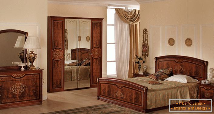 Модулните мебели за класическа спалня се приравняват възможно най-правилно. 