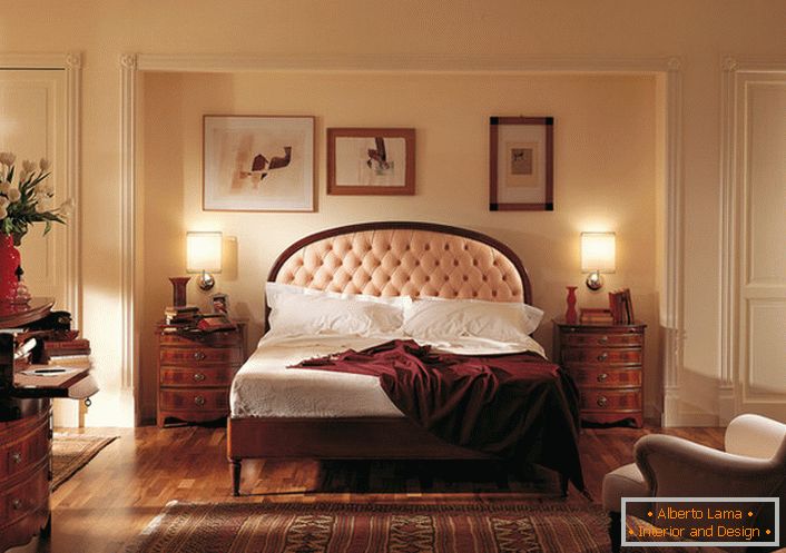 Благородният английски стил в спалнята е привлекателен и скромен. Центърът на вниманието е легло във висок табло, което е заплетено с мека светло бежово платно.