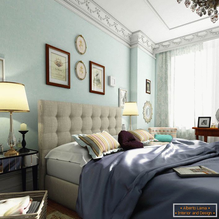 Спалнята в английски стил е декорирана в меки сини цветове. Пастелните цветове дават ефекта от визуалното разширяване на пространството. 