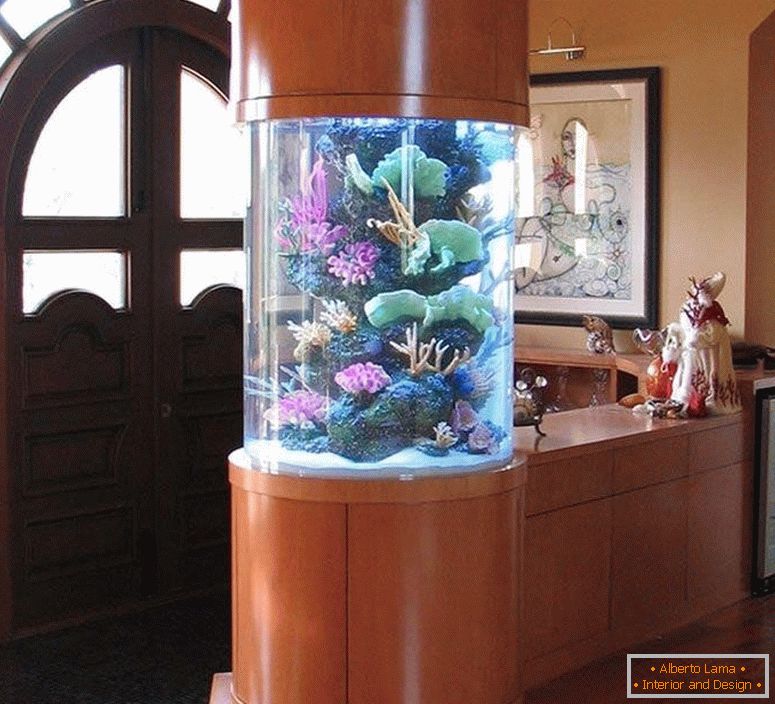 Колона с аквариум