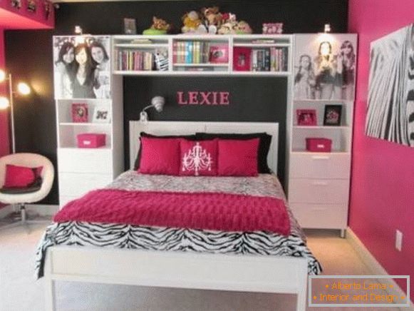 Стаята на едно младо момиче в розово