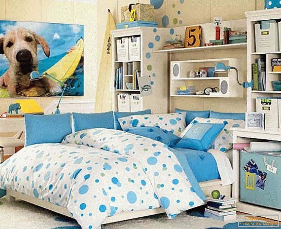 Стаята на тийнейджърче в син цвят