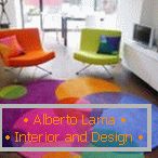 Интериор с цветни фотьойли и килим