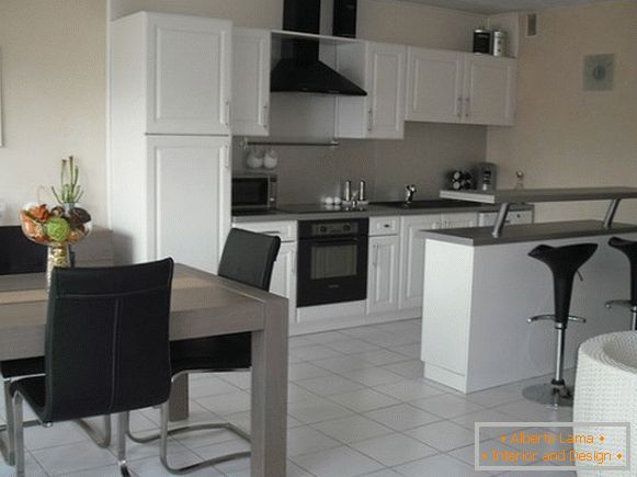 кухненски мебели в чёрно-белых тонах в дизайне квартиры студии