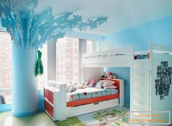 Двуетажно легло и дърво в стаята за момичета