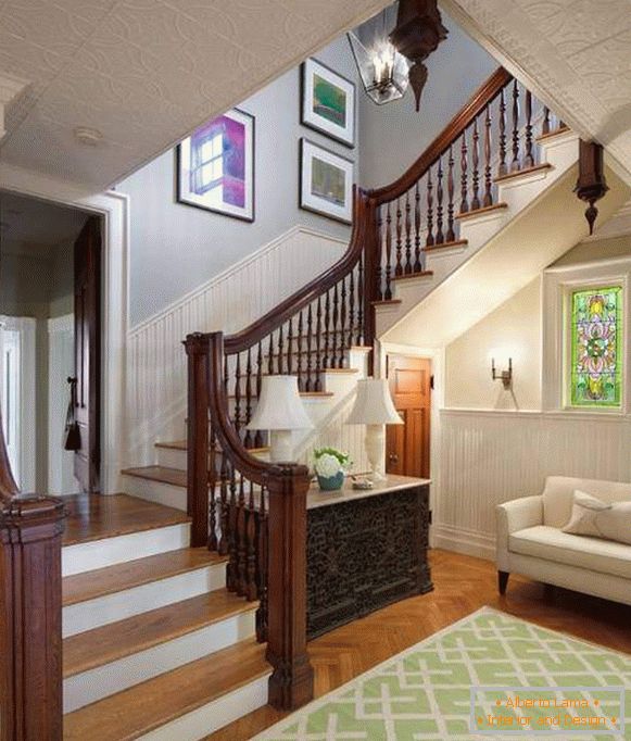 Довършителни стълби в къщата - снимка с дървени парапети