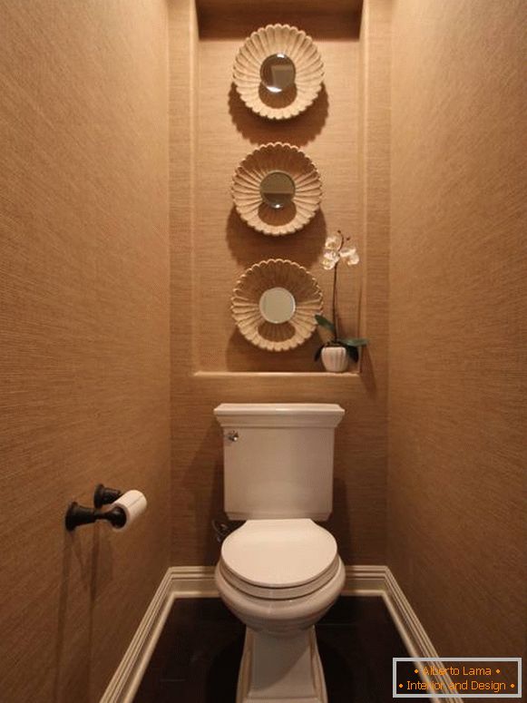 Тоалетна с ниша за декорация