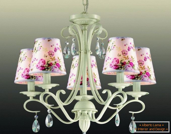 Цветни таванни лампи в стила на Прованс
