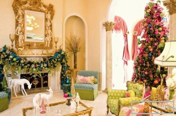 Красива новогодишна интериор в розово, синьо и светло зелено