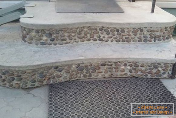 Необичайна завършена веранда от бетон с малки камъчета