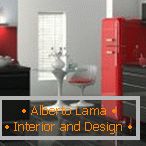 Червен хладилник и сиви мебели в кухнята