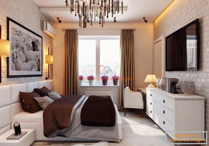 Малка спалня в таванското помещение е направена в светли тонове. Елегантен, луксозен дизайн в необичайна интерпретация.
