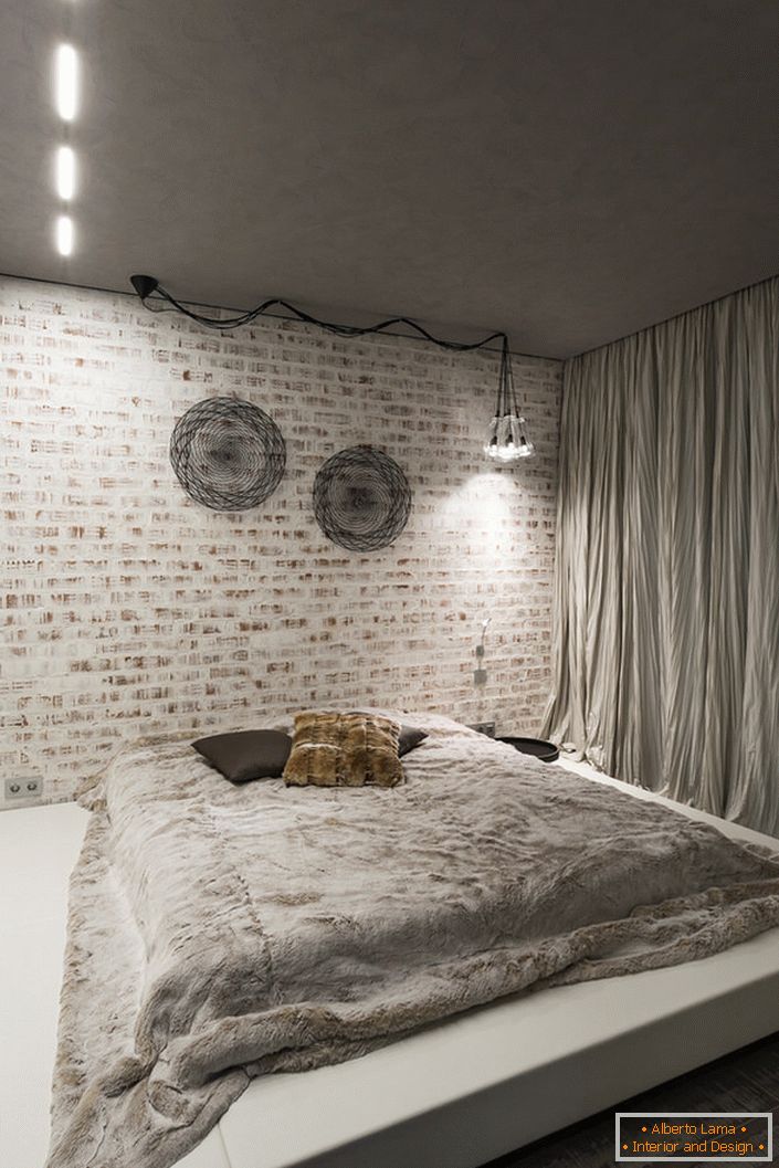 Спалнята в таванското помещение трябва да съдържа в интериора си минимум мебели. Един добър избор за тази концепция на стил е голямо меко легло на нисък подиум.
