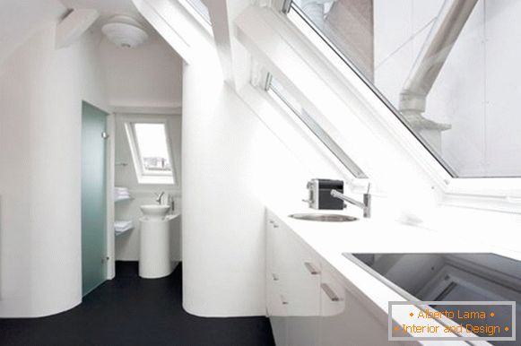 Творчески интериор на апартамента в бял цвят