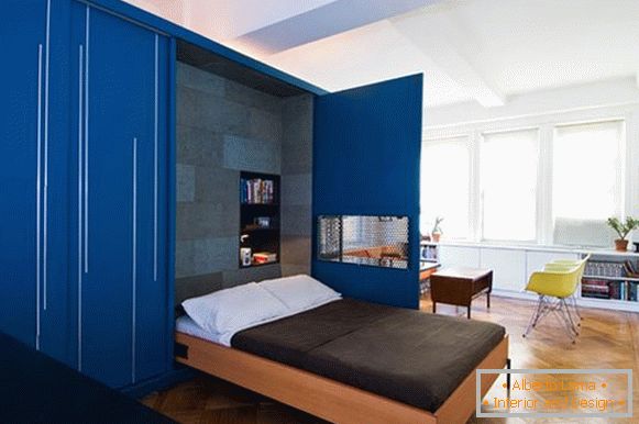 Творчески интериор на апартамента в синьо