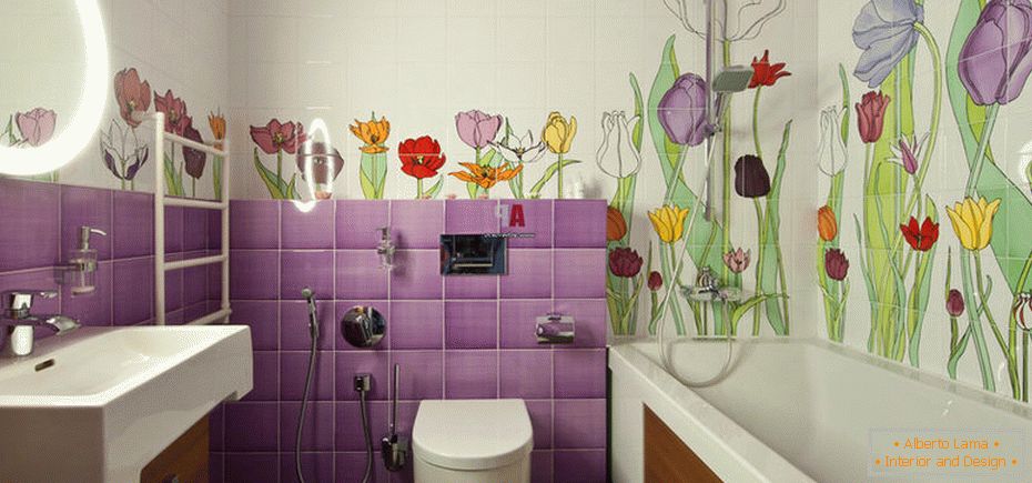 Плочки с цвете модел в банята