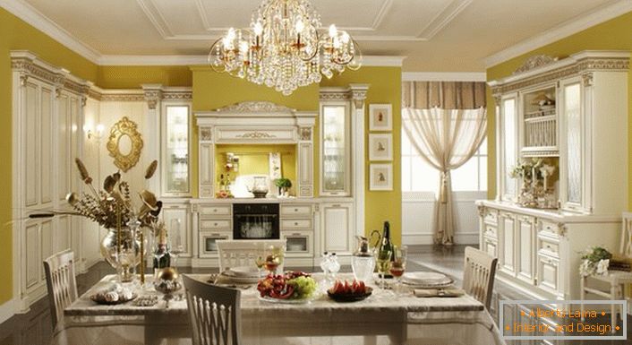 Луксозен интериор на кухнята в бароков стил.